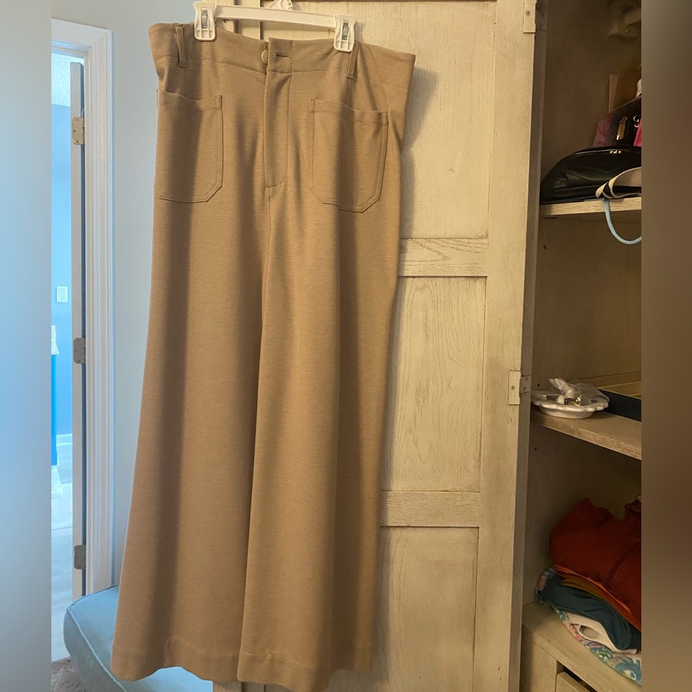 Gorgeous and comfy “Colette” style pant in a great neutral. Great with a jacket!